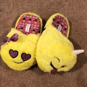 Emoji fuzzy slippers unicorn heart eyes size 1/2